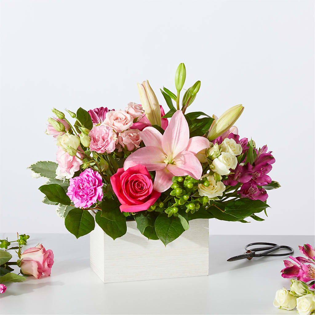 Sweetberry Box – A Florist Original – HALL'S GIFT AND TREASURES FLORAL DESIGN, Vicksburg MS