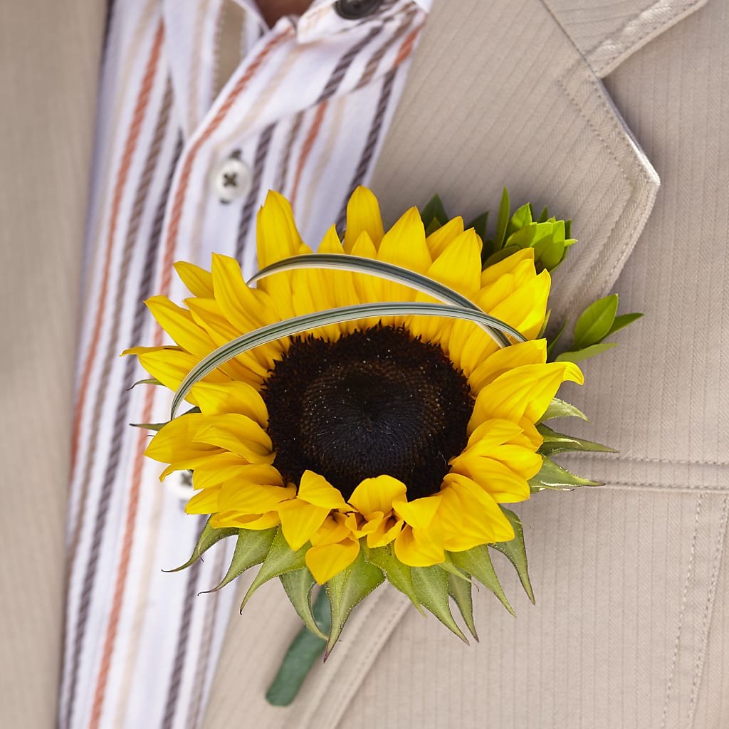 Free Spirit Boutonniere – HALL'S GIFT AND TREASURES FLORAL DESIGN, Vicksburg MS