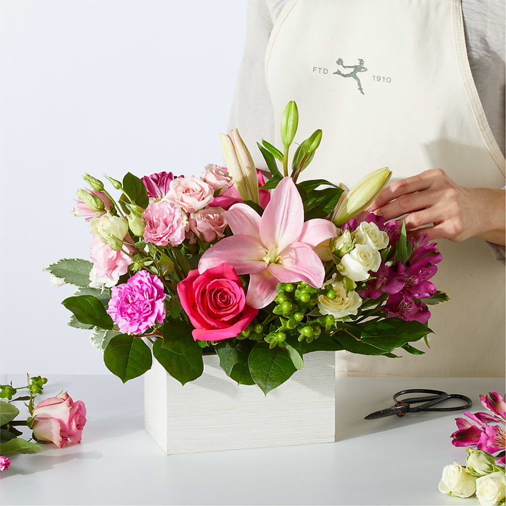 Sweetberry Box – A Florist Original – HALL'S GIFT AND TREASURES FLORAL DESIGN, Vicksburg MS